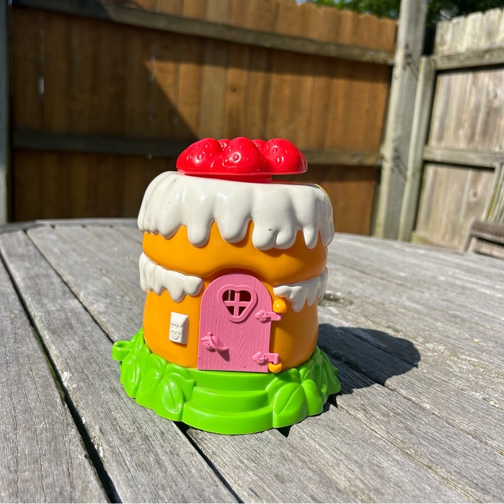 Vintage 80’s Strawberry‎ Shortcake Toy House with accessories 1981